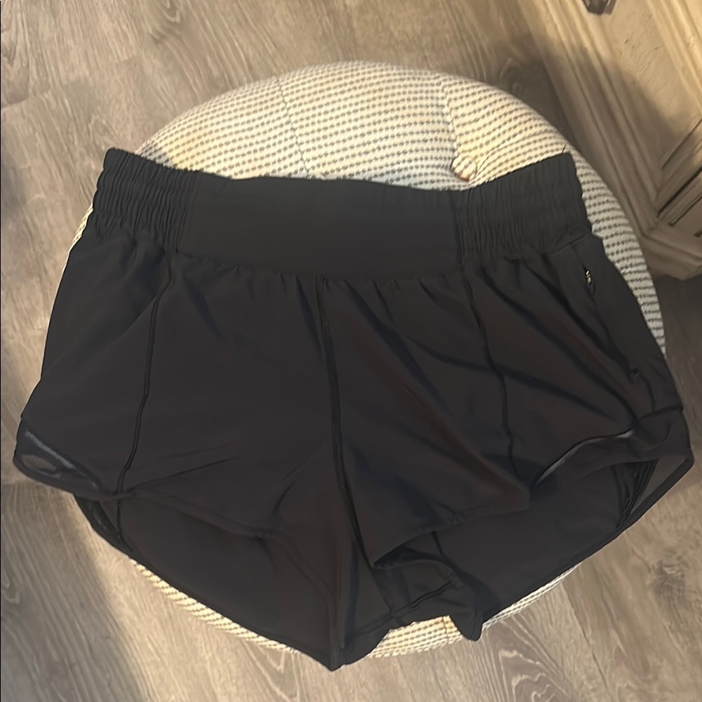 Lululemon Hotty Hot 2.5 lined low rise shorts size 8